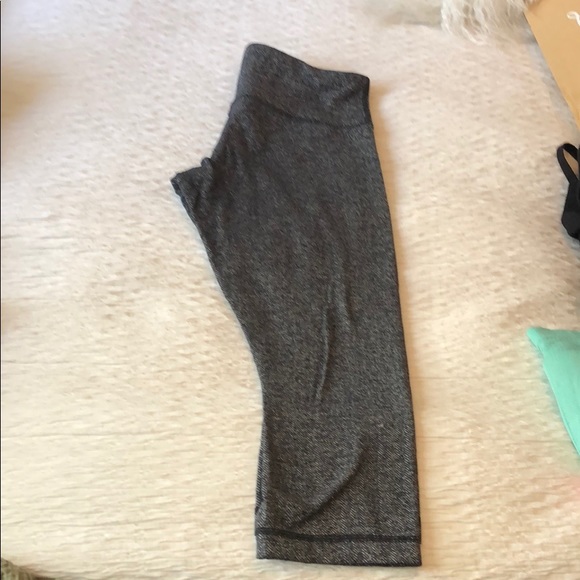 Lululemon size 8/10 heathered crop - Picture 2 of 2